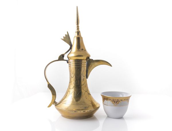لیوان قهوه عربی سنتی و فنجان قهوه