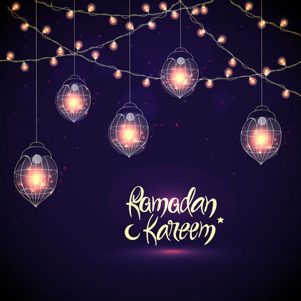 فانوس های عربی آویزان خلاق با چراغ های درخشان در زمینه بنفشجشن رمضان کریم