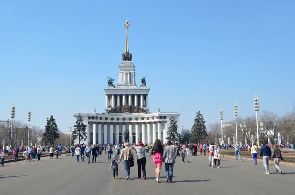 مسکو روسیه آوریل 20 2014 افرادی که در نزدیکی غرفه شماره 1 مرکزی خانه مردم روسیه قدم می زنند نمایشگاه دستاوردهای اقتصاد ملی