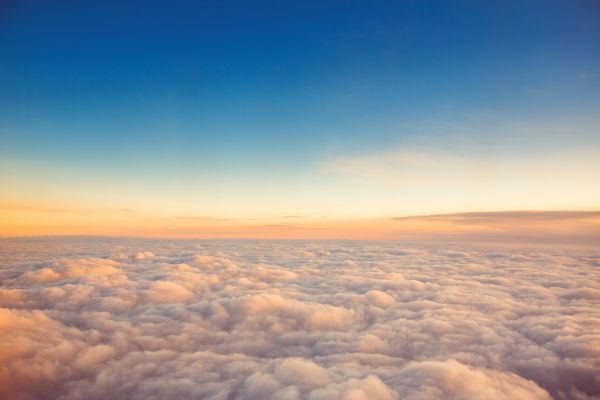 پرواز بر فراز ابرها نمای هواپیما فوکوس نرم
