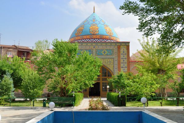 مسجد آبی در ایروان ارمنستان این مسجد در سال 1765 تأسیس شد و بین سالهای 1996 تا 1999 توسط جمهوری اسلامی ایران بازسازی شد