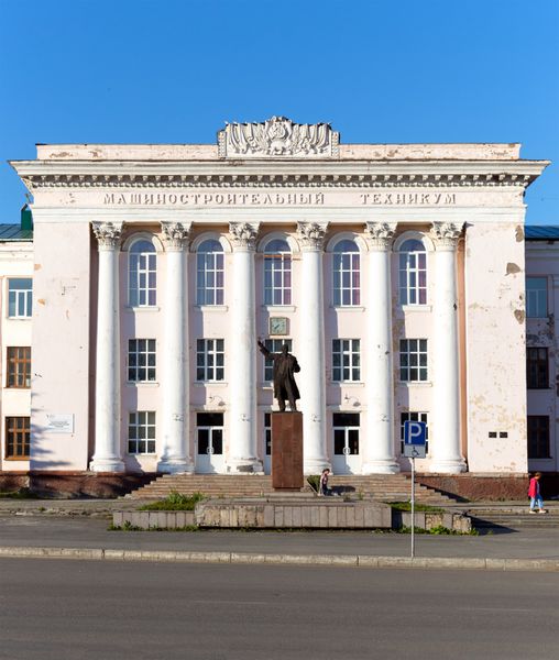 نیژنی تاجیل روسیه - 10 ژوئیه 2014 مجسمه ای از لنین در مقابل دانشکده مهندسی این ساختمان در سال 1957 ساخته شده است