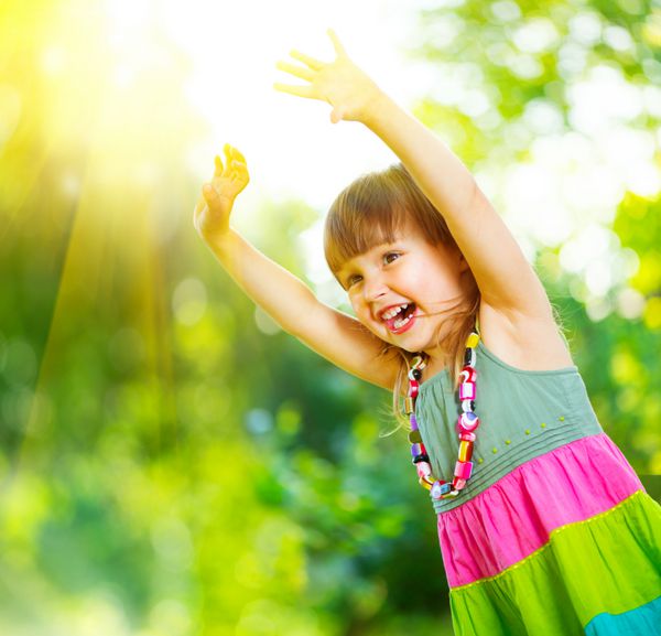 پرتره دختر کوچک لبخند بر روی علف سبز دراز کشیده است کودک ناز سه ساله از طبیعت در فضای باز لذت می برد بچه سالم و بی دغدغه بیرون در پارک تابستانی بازی می کند فضای متن خود را کپی کنید