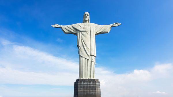 مجسمه مسیح نجات دهنده توسط مجسمه ساز فرانسوی پل لاندوفسکی ساخته شده و بین سالهای 1922 تا 1931 بر فراز کوه کورکووادو در ریودوژانیرو برزیل ساخته شده است