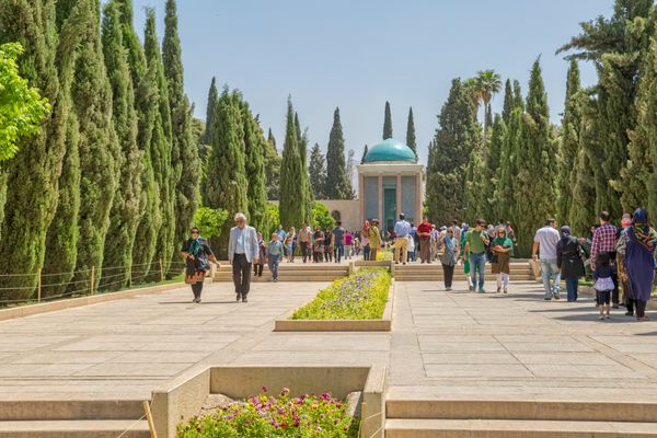 شیراز ایران - 2 مه 2015 بازدیدکنندگان با گشت و گذار در مقبره سعدی که به آرامگاه سعدی یا سادیه نیز معروف است