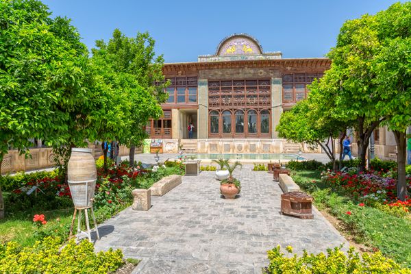شیراز ایران - 2 مه 2015 باغ داخلی خانه زینت الملک یک خانه خصوصی است که به موزه تبدیل شده است