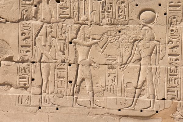 هیروگلیف های مصر قدیمی بر روی سنگ حک شده است