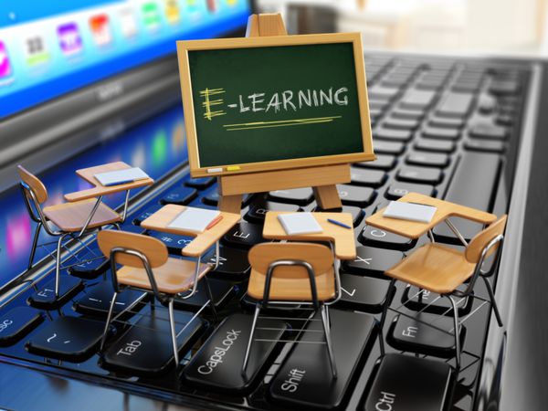 مفهوم یادگیری الکترونیکی میز مدرسه و تخته سیاه بر روی صفحه کلید لپ تاپ سه بعدی