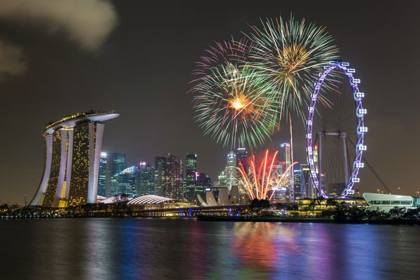 جشن آتش بازی روز ملی سنگاپور در منظره شهری