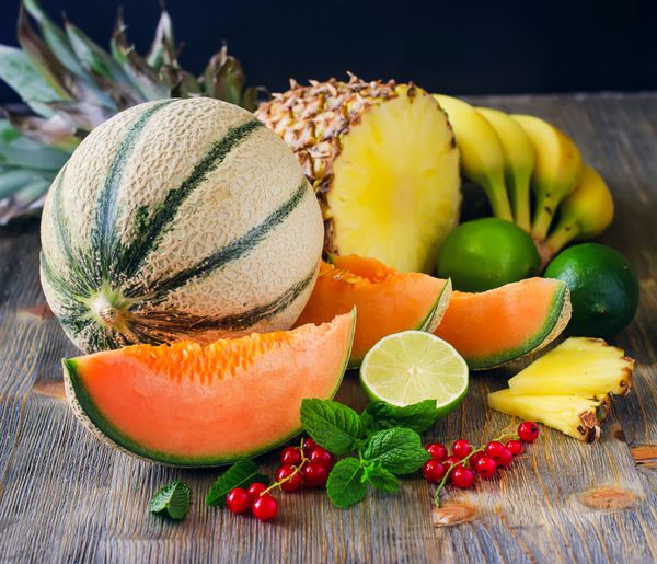 میوه های گرمسیری سالم خربزه آناناس انواع توت ها غذای تابستانی مفهوم ویتامین ها