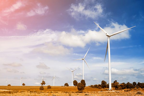 توربین بادی با آسمان آبی میدان تابستانی انرژی تجدیدپذیر