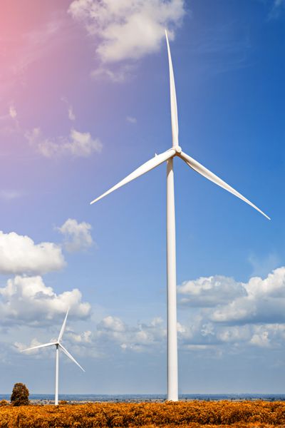 توربین بادی با آسمان آبی میدان تابستانی انرژی تجدیدپذیر
