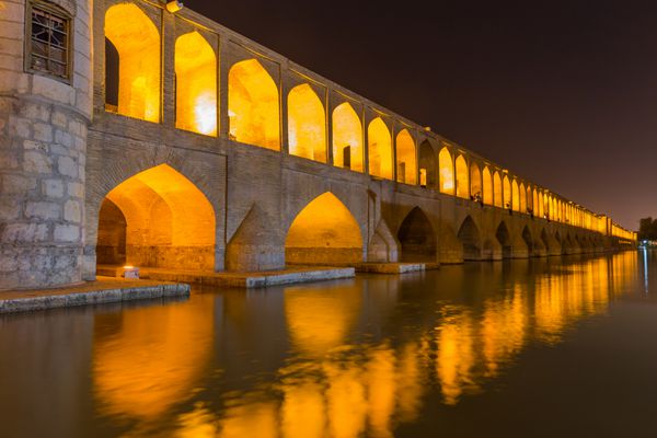 اصفهان ایران - 28 آوریل 2015 استراحت افراد ناشناس در پل باستانی سی و سه پل پل 33 طاق در اصفهان ایران