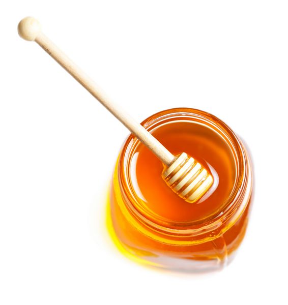 عسل غوطه ور شدن با عسل در ظرف شیشه ای جدا شده روی ماکرو زمینه سفید پوشک چوبی عسل از نزدیک