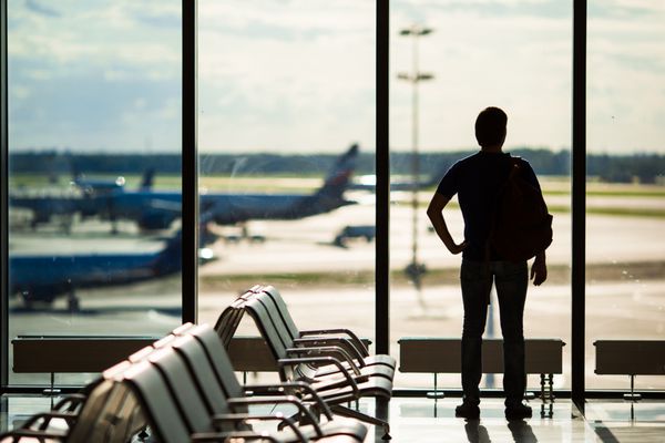 تصویر مردی که در فرودگاه منتظر سوار شدن به پرواز است