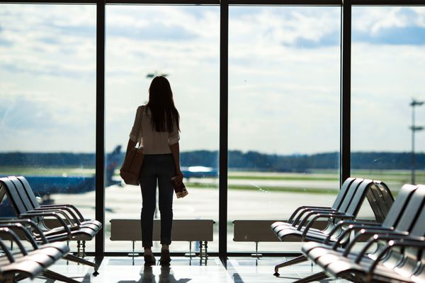 شبح زن در سالن فرودگاه در انتظار هواپیمای پرواز