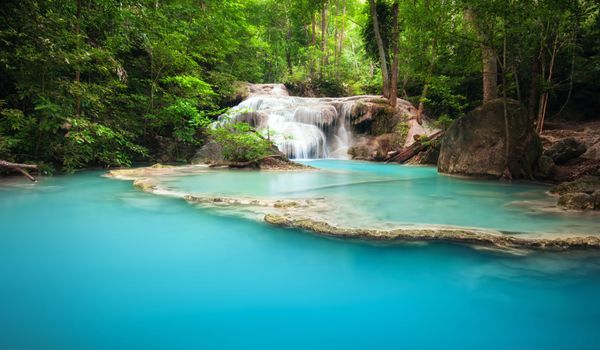 جنگل سبز و رودخانه کوهستانی با آبشارهای آبشار در محیط جنگل های گرمسیری تایلند