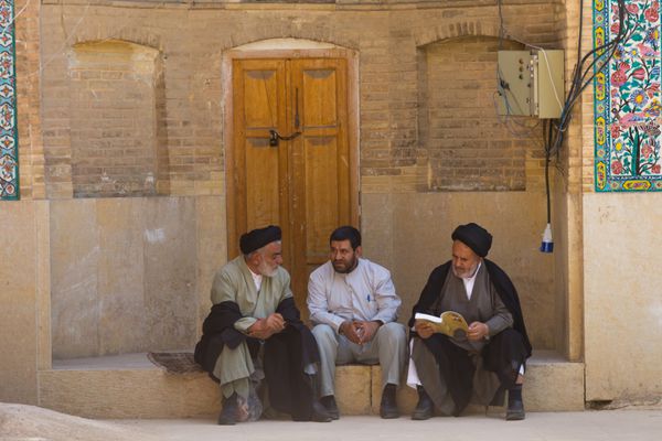 شیراز ایران - 26 آوریل 2015 مردان ناشناس مذهبی در شیراز ایران