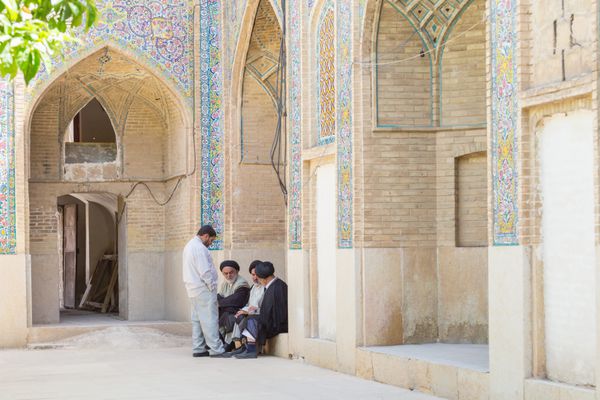شیراز ایران - 26 آوریل 2015 مردان ناشناس مذهبی در شیراز ایران