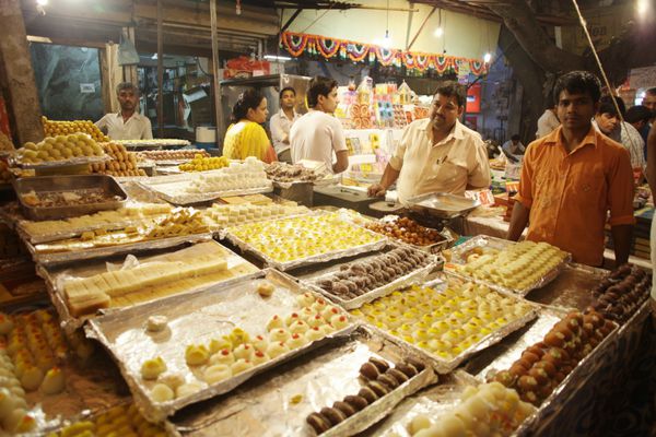 دهلی هند - 2 نوامبر فروشندگان شیرینی های معروف هندی در جاده معروف بازار اصلی در 2 نوامبر 2013 در دهلی