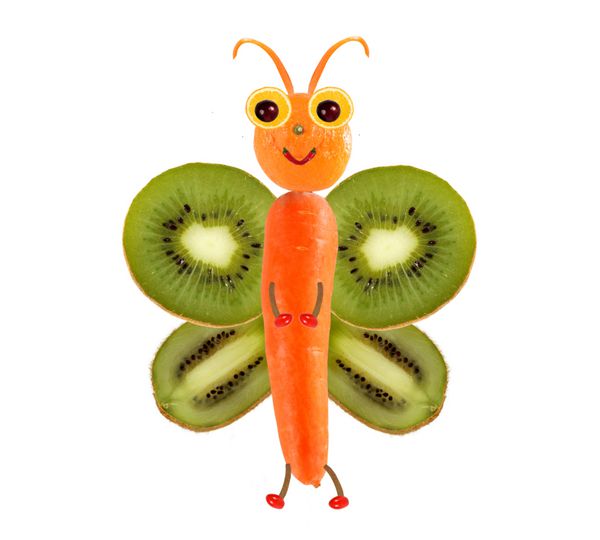 مفهوم غذای خلاقانه پروانه کوچک خنده دار ساخته شده از میوه ها و سبزیجات