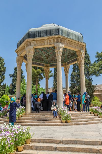 شیراز ایران - 2 اردیبهشت 1394 بازدیدکنندگان از آرامگاه حافظ شاعر ایرانی بازدید می کنند بنای گنبدی در شیراز در نزدیکی قبر وی در گلگست مصلی در سال 1452 برپا شد