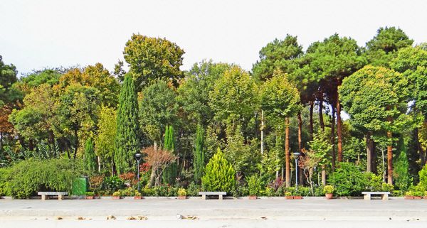 نقاشی رنگی مناظر زیبا باغ سنتی ایرانی منظره در اصفهان ایران بر روی بافت ماسه سنگی