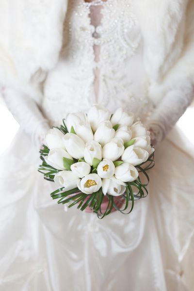 دسته گل عروسی سفید لاله در دستان عروس