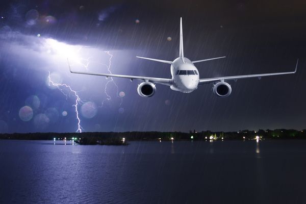هواپیمای مسافربری در حال پرواز در هنگام رعد و برق