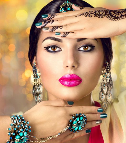 پرتره زن هندی مد زیبا با اکسسوری های شرقی - گوشواره برلت و حلقه دختر هندی با حنای سیاه و جواهرات زیبایی مدل هندو با آرایش کامل هند