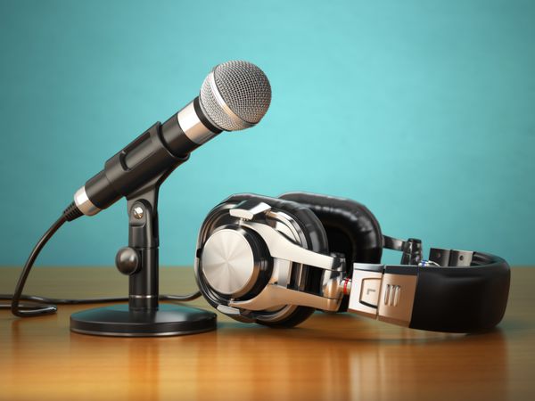 میکروفون و هدفون ضبط صدا یا مفهوم مفسر رادیویی 3 بعدی