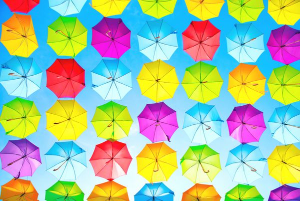 پس زمینه چترهای رنگارنگ چترهای رنگارنگ دکوراسیون خیابان شهری آویزان کردن چترهای رنگارنگ بر فراز آسمان آبی پس زمینه رنگ های روشن