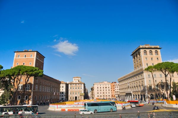نمای پانوراما از میدان ونزیا رم ایتالیا