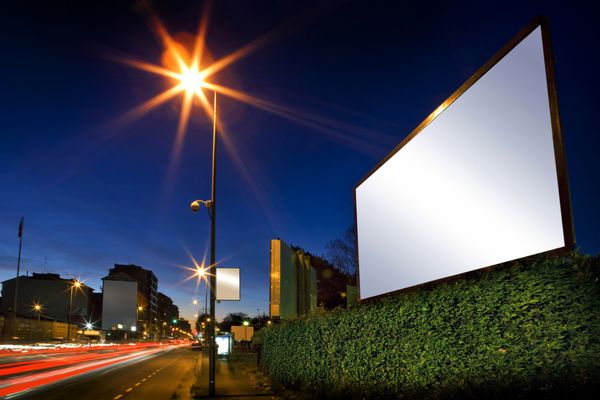 تبلیغات صفحه نمایش سفید با ترافیک در شب