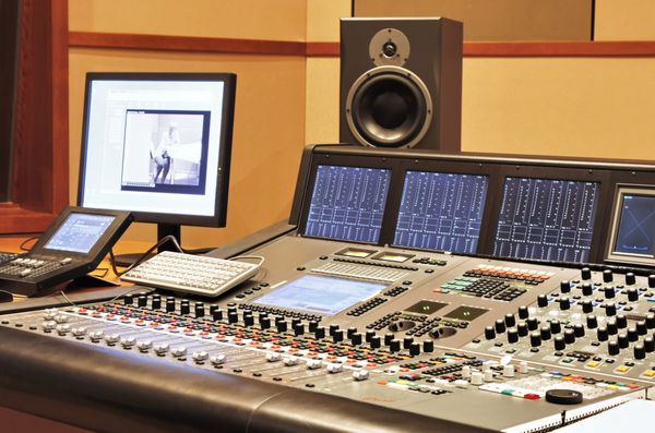 یک استودیوی ضبط کامل با تکنولوژی و تجهیزات
