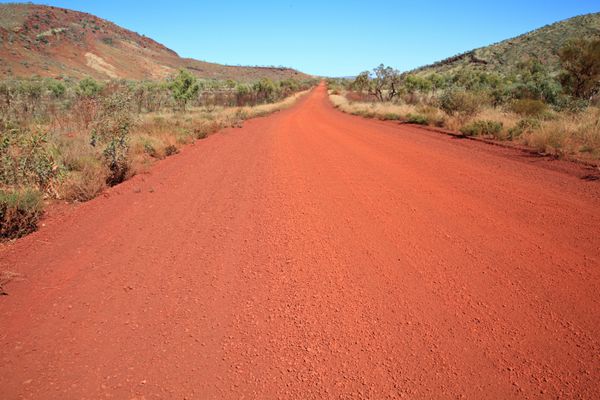 جاده خاکی در حومه استرالیا