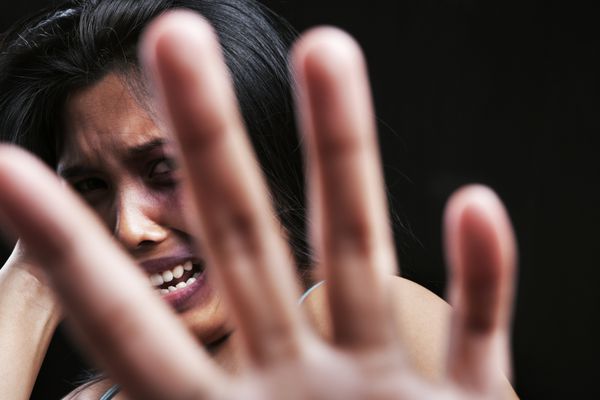 زن جوانی که از خود دفاع می کند می تواند برای مفهوم خشونت خانگی استفاده شود