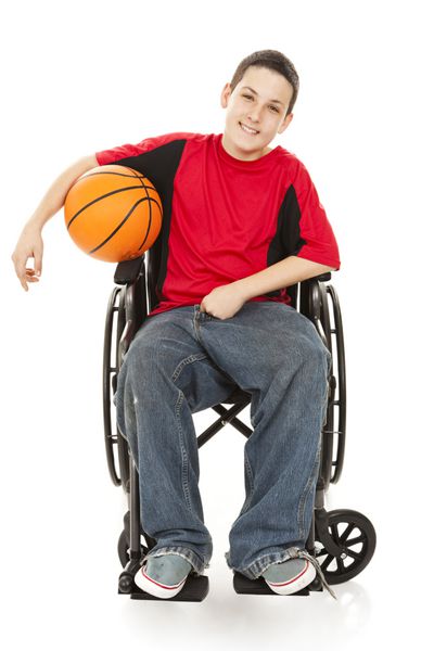 پسر نوجوان معلول از بسکتبال لذت می برد تمام بدن جدا شده روی سفید
