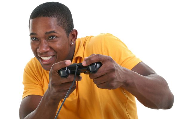 از نزدیک مرد سیاهپوست جوان با بازی ویدیویی هیجان‌زده با کنترلر روی سفید