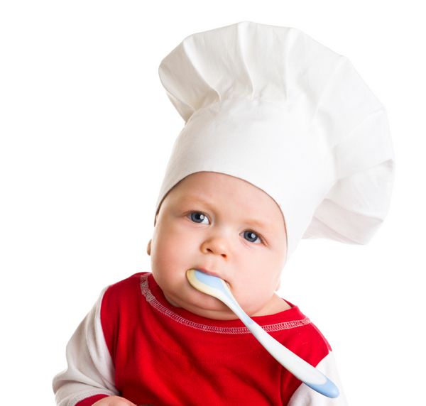 کودک در لباس آشپز در کلاه سفید