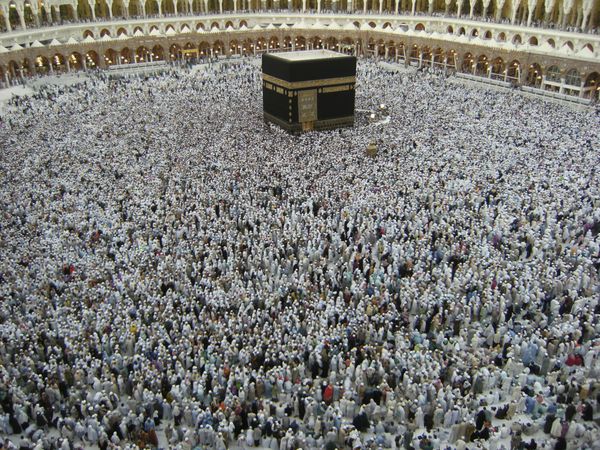 مکه - 11 دسامبر نمایی از طبقه سوم مسجد حرام که در آن زائران مسلمان برای نماز 11 دسامبر 2007 در مکه آماده می شوند میلیون ها مسلمان در سراسر جهان در این مدت برای حج می آیند