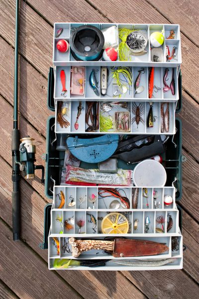 میله و قرقره جعبه دنده ماهیگیر کاملاً استوک آماده برای یک روز طولانی ماهیگیری