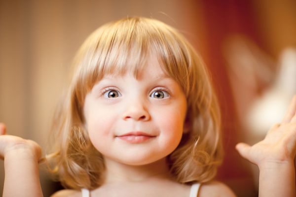 پرتره کلوزآپ یک دختر بچه کم عمق تمرکز روی چشم ها
