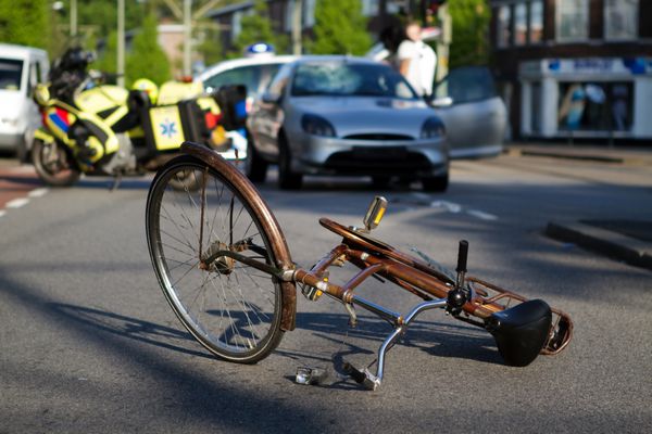 برخورد دوچرخه سوار با ماشین امدادگران و پلیس در صحنه