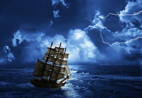 در حال مبارزه از طوفان بادبانی-کشتی