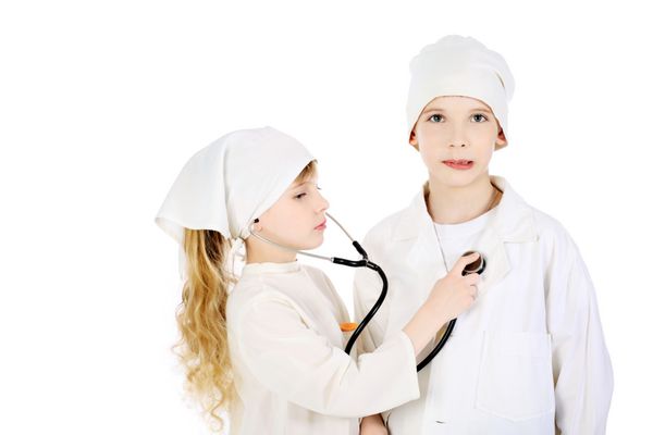 دختر و پسری با لباس پزشک با زمینه سفید مجزا شده است