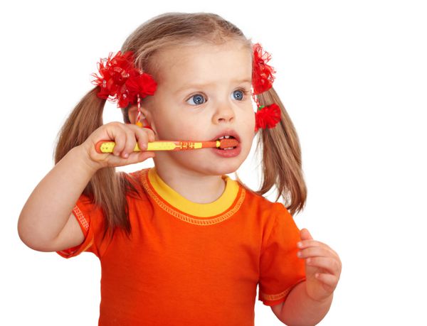 کودک دختر دندان های مسواک تمیز جدا شده