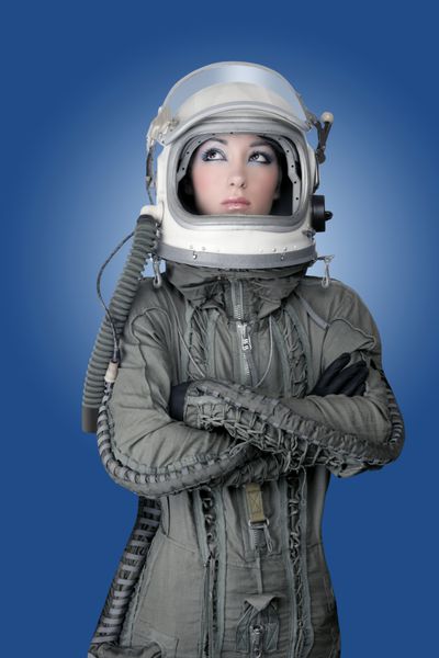 کلاه ایمنی فضانورد هواپیما پرتره مد زن روی آبی تصویر po