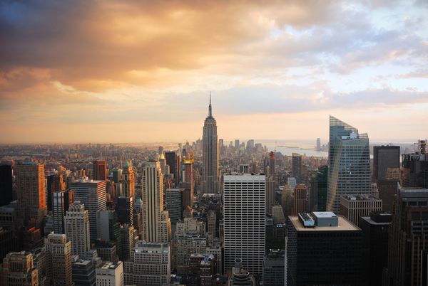 خط افق شهر نیویورک منهتن در غروب آفتاب با ساختمان امپراتوری