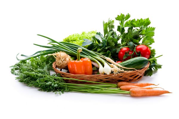 سبزیجات ارگانیک در سبد در پس زمینه سفید